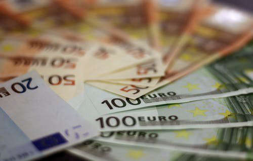 Биржевой курс евро упал ниже 100 рублей впервые с 28 февраля