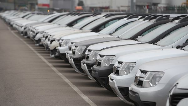 Renault приостановила свою деятельность в РФ