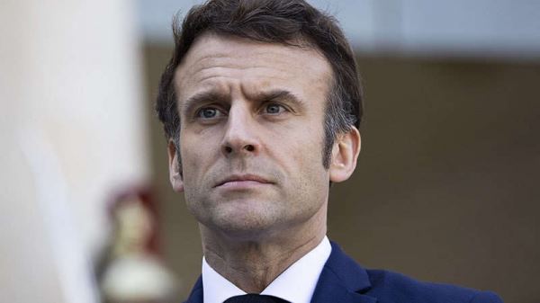 Недовольные политикой Макрона французы принесли на митинг его портрет с фингалом