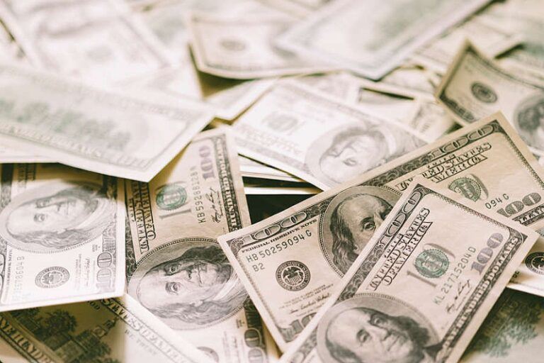 Аналитик объяснил, могут ли США «обнулить» все доллары в России