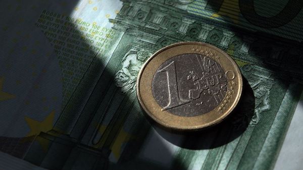 Экономист назвал покупаемую инвесторами иностранную валюту виртуальной