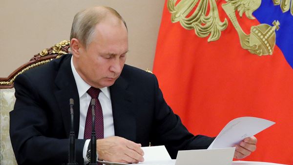 Путин подписал закон о новых антикризисных налоговых мерах<br />

