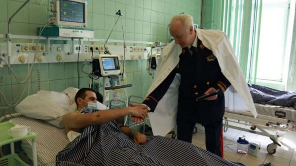 <br />
                    Бастрыкин посетил петербургскую больницу и наградил раненных в Донбассе российских военных<br />
                