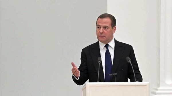 Медведев призвал вовремя отличать предателей Родины